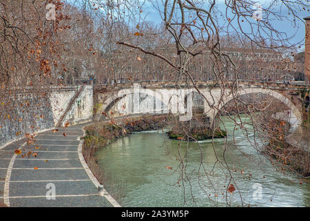 Niederlassung und die Brücke Ponte Fabricio über Tiber in Rom Stockfoto