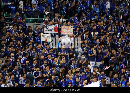 Saitama Stadion 2002, Saitama, Japan. 10 Okt, 2019. Japan Fans (JPN), 10. Oktober 2019 - Fußball: FIFA Fußball-Weltmeisterschaft Katar 2022 asiatische nähere Bestimmung zweite Runde Gruppe F Match zwischen Japan 6-0 der Mongolei in Saitama Stadion 2002, Saitama, Japan. Credit: Naoki Morita/LBA SPORT/Alamy leben Nachrichten Stockfoto