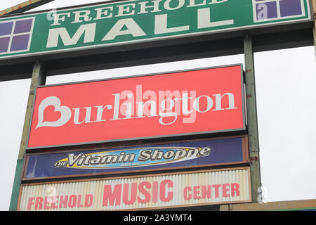 Princeton New Jersey Oktober 17,2019: Strip Mall Eingang anmelden. - Bild Stockfoto