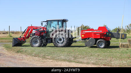 Princeton New Jersey Oktober 17,2019: Roter Bagger neue Baustelle, mit der hellen Sonne und blauen Himmel im Hintergrund-Bild Stockfoto