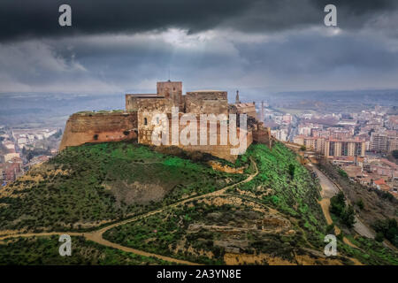 Luftaufnahme von Monzon Festung ein ehemaliger Templer Ritter schloss mit arabischen Wurzeln in der Region Aragonien in Spanien Stockfoto