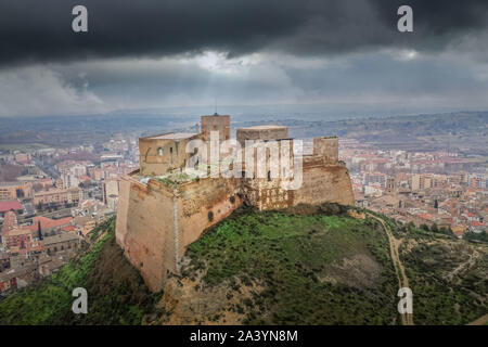 Luftaufnahme von Monzon Festung ein ehemaliger Templer Ritter schloss mit arabischen Wurzeln in der Region Aragonien in Spanien Stockfoto