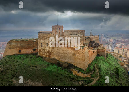 Luftaufnahme von Monzon Festung ein ehemaliger Templer Ritter schloss mit arabischen Wurzeln in der Region Aragonien in Spanien Stockfoto