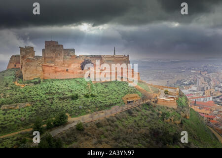 Luftaufnahme von Monzon Festung ein ehemaliger Templer Ritter schloss mit arabischen Wurzeln in der Region Aragonien in Spanien Stockfoto