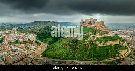 Luftaufnahme von Monzon Festung ein ehemaliger Templer Ritter schloss mit arabischen Wurzeln in der Region Aragonien in Spanien Stockfoto