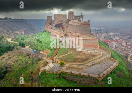 Luftaufnahme von Monzon Festung ein ehemaliger Templer Ritter schloss mit arabischen Wurzeln in der Region Aragonien in Spanien Stockfoto