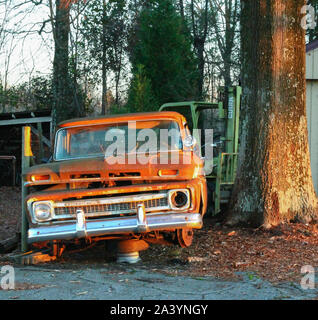 Mit einem alten, rostigen Lkw sitzt aufgebockt und verlassen in einem Automobil Friedhof im Süden der USA. Stockfoto