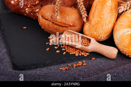 Bäckerei, knusprige Brote und Brötchen. Sortiment von gebackenem Brot. Stockfoto