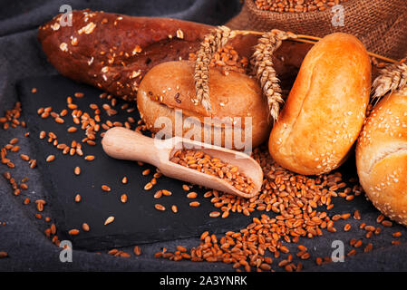 Bäckerei, knusprige Brote und Brötchen. Sortiment von gebackenem Brot. Stockfoto