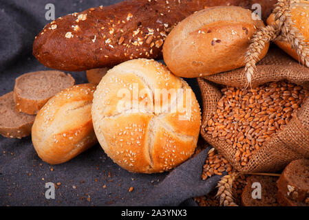 Frisch duftenden Brot auf dem Tisch. Essen Konzept. Bäckerei, knusprige Brote und Brötchen. Sortiment von gebackenem Brot Stockfoto