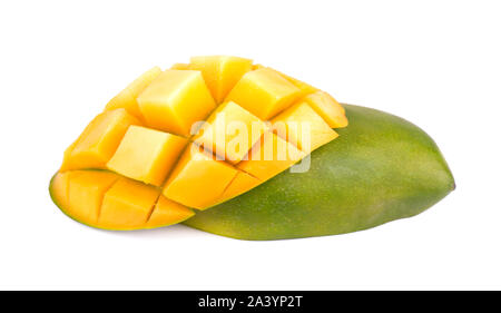 Mango Fruchtschnitten, Würfel und Scheiben, auf einem weißen Hintergrund. Datei enthält Beschneidungspfade. Stockfoto
