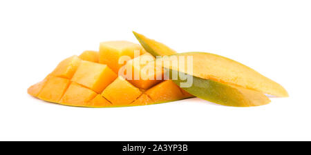 Mango Fruchtschnitten, Würfel und Scheiben, auf einem weißen Hintergrund. Datei enthält Beschneidungspfade. Stockfoto