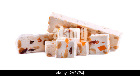 Nuss-nougat mit getrockneten Früchten, Süßigkeiten auf weißem Hintergrund Stockfoto