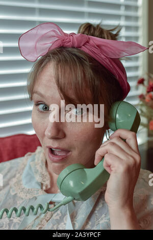 Ein vintage Konzept einer Nosy, Wichtigtuer, Frau mittleren Alters mit einer old-school Telefon in köstlichen Klatsch! Stockfoto