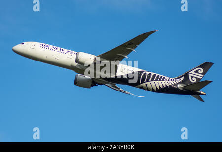 Air New Zealand, Boeing 787 Dreamliner, fliegt über die Stadt Auckland, Neuseeland Stockfoto