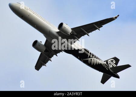 Air New Zealand, Airbus A321 Neo, fliegt über die Stadt Auckland Stockfoto