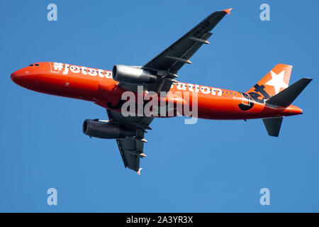 Jetstar, Airbus A320, Flug über die Stadt Auckland, Neuseeland Stockfoto