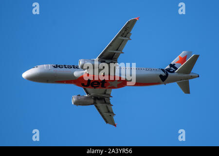 Jetstar, Airbus A320, Flug über die Stadt Auckland, Neuseeland Stockfoto