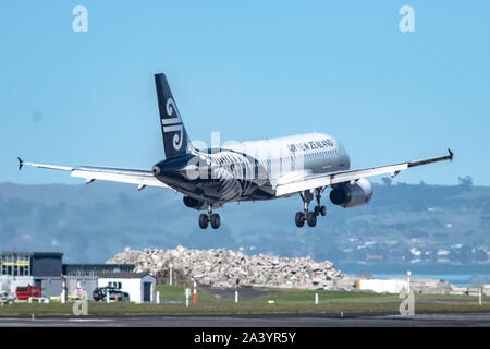 Air New Zealand, Airbus A320, Landung auf dem Internationalen Flughafen Auckland, Neuseeland Stockfoto
