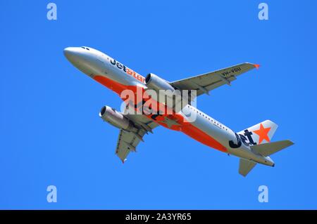 Jetstar, Airbus A320, Flug über die Stadt Auckland, Neuseeland Stockfoto