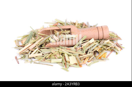 Zitronengras in einem Löffel aus Holz, auf einem weißen Hintergrund. Trockene Zweige der natürlichen Zitronengras. Stockfoto