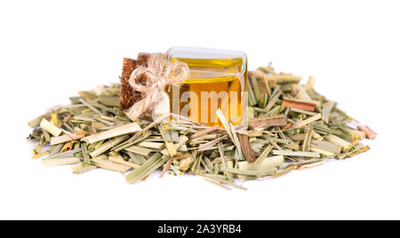 Lemongras ätherisches Öl in einer Glasflasche, auf einem weißen Hintergrund. Trockene Zweige der natürlichen Zitronengras. Stockfoto