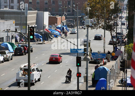 Los Angeles, Kalifornien, USA. 5. Okt, 2019. Skid Row ist eine Fläche von ca. 50 Quadratmeter großen Blöcke gerade östlich der Innenstadt von Los Angeles. Auch als zentrale Stadt Osten, in der Gegend bekannt ist, hat eine lange Geschichte als Wohngegend für diejenigen mit der geringsten. Skid Row enthält eine der größten stabile Populationen (zwischen 5.000 und 10.000) von Obdachlosen in den Vereinigten Staaten. Credit: Katrina Kochneva/ZUMA Draht/Alamy leben Nachrichten Stockfoto