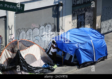 Los Angeles, Kalifornien, USA. 5. Okt, 2019. Skid Row ist eine Fläche von ca. 50 Quadratmeter großen Blöcke gerade östlich der Innenstadt von Los Angeles. Auch als zentrale Stadt Osten, in der Gegend bekannt ist, hat eine lange Geschichte als Wohngegend für diejenigen mit der geringsten. Skid Row enthält eine der größten stabile Populationen (zwischen 5.000 und 10.000) von Obdachlosen in den Vereinigten Staaten. Credit: Katrina Kochneva/ZUMA Draht/Alamy leben Nachrichten Stockfoto