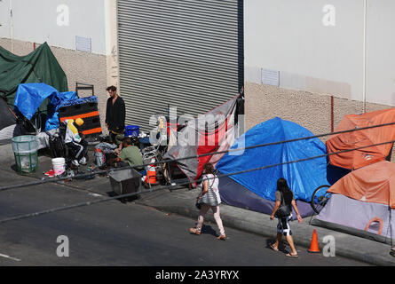 Los Angeles, Kalifornien, USA. 5. Okt, 2019. Skid Row ist eine Fläche von ca. 50 Quadratmeter großen Blöcke gerade östlich der Innenstadt von Los Angeles. Auch als zentrale Stadt Osten, in der Gegend bekannt ist, hat eine lange Geschichte als Wohngegend für diejenigen mit der geringsten. Skid Row enthält eine der größten stabile Populationen (zwischen 5.000 und 10.000) von Obdachlosen in den Vereinigten Staaten. Credit: Katrina Kochneva/ZUMA Draht/Alamy leben Nachrichten Stockfoto