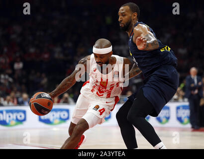 Belgrad. 10 Okt, 2019. Von Crvena Zvezda Lorenzo Braun (L) Mias mit Fenerbahce Derrick Williams während der regulären Saison Runde 2 Spiel im Uleb EuroLeague Basketball Turnier zwischen Crvena Zvezda und Fenerbahce in Belgrad, Serbien am Okt. 10, 2019. Credit: Predrag Milosavljevic/Xinhua/Alamy leben Nachrichten Stockfoto