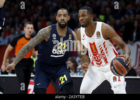 Belgrad. 10 Okt, 2019. Von Crvena Zvezda Derrick Brown (R) Mias mit Fenerbahce Derrick Williams während der regulären Saison Runde 2 Spiel im Uleb EuroLeague Basketball Turnier zwischen Crvena Zvezda und Fenerbahce in Belgrad, Serbien am Okt. 10, 2019. Credit: Predrag Milosavljevic/Xinhua/Alamy leben Nachrichten Stockfoto