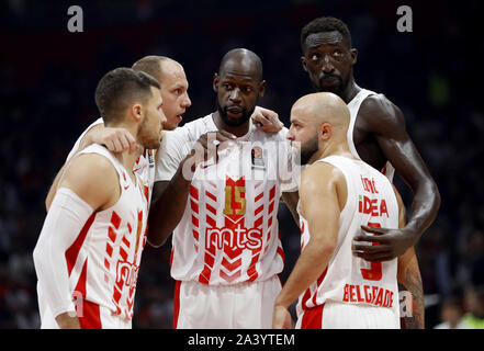 Belgrad. 10 Okt, 2019. Von Crvena Zvezda James Gist (C) Gespräche mit seinen Mannschaftskameraden während der regulären Saison Runde 2 Spiel im Uleb EuroLeague Basketball Turnier zwischen Crvena Zvezda und Fenerbahce in Belgrad, Serbien am Okt. 10, 2019. Credit: Predrag Milosavljevic/Xinhua/Alamy leben Nachrichten Stockfoto