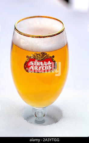 Nahaufnahme eines Cups von Stella Artois Voller Bier auf Schnee Stockfoto