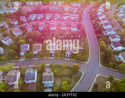 Luftaufnahme über Suburban Häuser und Straßen Luftaufnahme von Wohn- Early Sunrise Stockfoto