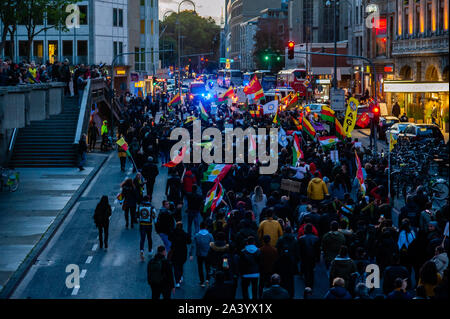 Köln, Deutschland. 10 Okt, 2019. Tausende Demonstranten gehen, während durch die Polizei während der Demonstration umgeben. Tausende von Menschen am Kölner Hauptbahnhof versammelt, um gegen die türkische Invasion der Kurdischen zu protestieren - befreite Demokratische autonome Gebiete im Norden und Osten Syrien, im Volksmund bekannt als rojava. Die Demonstration wurde von der Polizei, wenn spontan angefangen bis März umgeben. Credit: SOPA Images Limited/Alamy leben Nachrichten Stockfoto