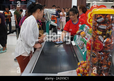 Bangkok, Thailand: 08. Oktober 2019: Das Projekt für ihn Shop verwenden Sie ','Tesco' löst das Problem der Verkostung Shopper mit langen Warteschlangen - 'exchange Co Stockfoto