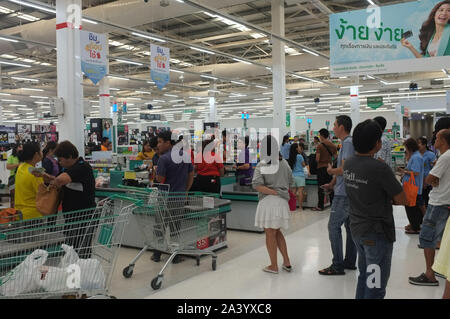 Bangkok, Thailand: 08. Oktober 2019: Das Projekt für ihn Shop verwenden Sie ','Tesco' löst das Problem der Verkostung Shopper mit langen Warteschlangen - 'exchange Co Stockfoto