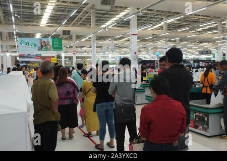 Bangkok, Thailand: 08. Oktober 2019: Das Projekt für ihn Shop verwenden Sie ','Tesco' löst das Problem der Verkostung Shopper mit langen Warteschlangen - 'exchange Co Stockfoto