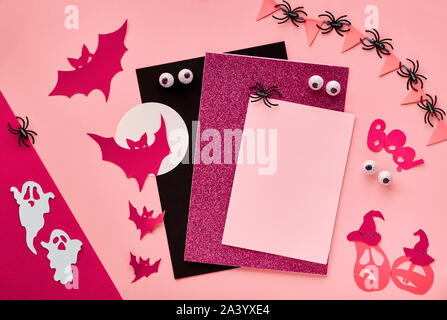 Creative Paper Craft Halloween flach in dunklem Rot und Schwarz. Ansicht von oben mit der copy-Platz auf Stapel von Karten, Fledermäuse, Geister, Schokolade Augen, Kürbisse und Stockfoto