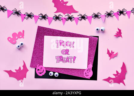 Creative Paper Craft Halloween flach mit Girlande mit Fahnen und Spinnen in Magenta und Schwarz. Fledermäuse, Geister, Schokolade Augen, jack Laterne Kürbisse, t Stockfoto