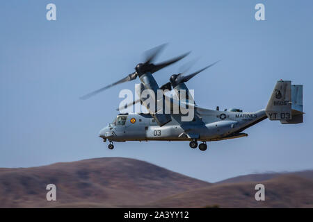 Eine MV-22 B Osprey zieht aus Marine Corps Air Station Camp Pendleton, Kalifornien, Okt. 10, 2019. Die air Station betreibt und unterhält eine sichere Flugplatz in Ordnung zu unterstützen ich Marine Expeditionary Force, Marine Corps Base Camp Pendleton Mieter Befehle und besuchen Einheiten ihre mission Fähigkeiten und zur Bekämpfung der Bereitschaft zu verbessern. (U.S. Marine Corps Foto von Lance Cpl. Andrew Cortez) Stockfoto