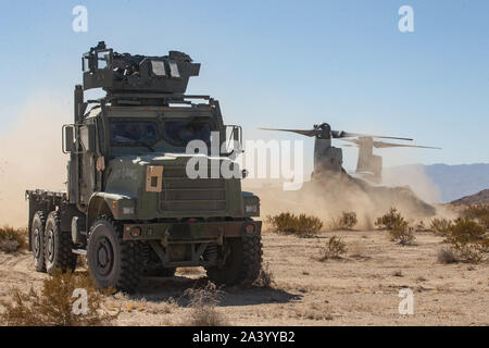 Eine MV-22 Osprey während motorisierte Kurs als Teil integrierter Übung (ITX) 1-20 auf der Marine Corps Air Ground Combat Center Twentynine Palms, Kalifornien, Oktober 6, 2019. CLB 8 mit 2. Marine Regiment während ITX integrierte direkte Unterstützung und taktischen Logistik über organische Funktionen des Regiments in den Bereichen Transport, Feldebene Wartung zur Verfügung zu stellen, und im allgemeinen Maschinenbau. (U.S. Marine Corps Foto von Cpl. Scott Jenkins) Stockfoto