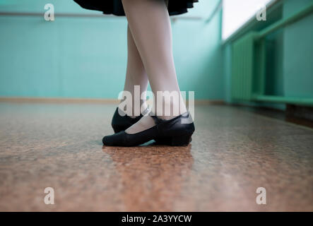 Die Füße der Tänzer tragen schwarze Schuhe Stockfoto