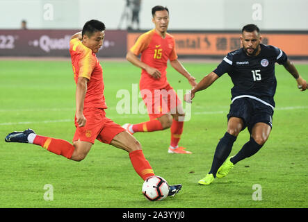 Peking, Guangdong Provinz Chinas. 10 Okt, 2019. Wu Lei (L) von China schießt während der Gruppe ein Match zwischen China und Guam, bei der FIFA Fußball-Weltmeisterschaft Katar 2022 und AFC Asian Cup 2023 in China vorläufige Gemeinsame Qualifizierung Runde 2 in Guangzhou, der Hauptstadt der Provinz Guangdong im Süden Chinas, Okt. 10, 2019. Credit: Deng Hua/Xinhua/Alamy leben Nachrichten Stockfoto