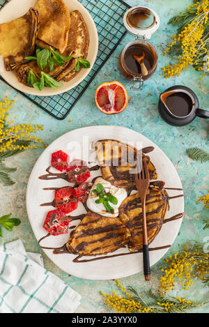 Crêpes mit Schokoladensauce und Blutorangen Stockfoto