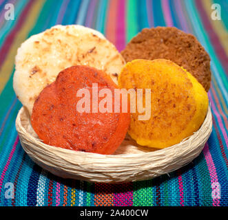 Korb mit einer Reihe von typischen mexikanischen Kokosnuss Bonbons Honig cocada traditionelle mexikanische Flagge Teppich Hintergrund Farben sarape mexikanischen Stockfoto