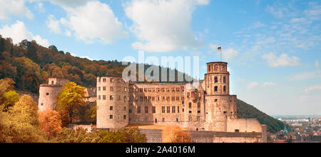 Seitliche Sicht auf das Heidelberger Schloss oder das Heidelberger Schloss in Deutscher Sprache, im Herbst mit goldenen Blätter im Wald und die nahe gelegenen Hügel. Panoramablick Tag Stockfoto
