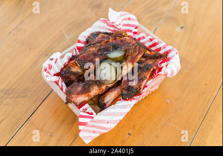 Schweinefleisch Grill baby Rippen bei einem Street Food Markt. Stockfoto