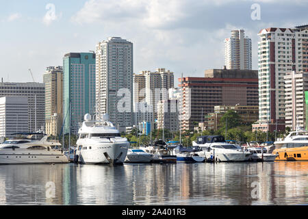 Manila, Philippinen - 16. Mai 2017: Seascape der Boote in der Bucht von Manila, Reflexion von Meer und große Stadt Stockfoto