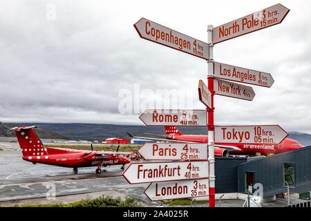 Zeichen, DIE ENTFERNUNGEN VON DER GROSSEN STÄDTE DER WELT, KANGERLUSSAQ FLUGHAFEN, Grönland, Dänemark Stockfoto